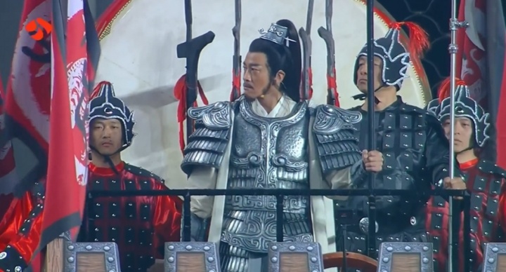 何润东身披战甲，乘古代战车绕场，为宿迁队助阵！